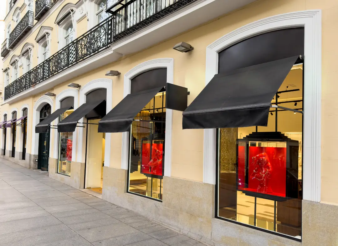 Façade vitrine de magasin en aluminium sur mesure à Le Crès